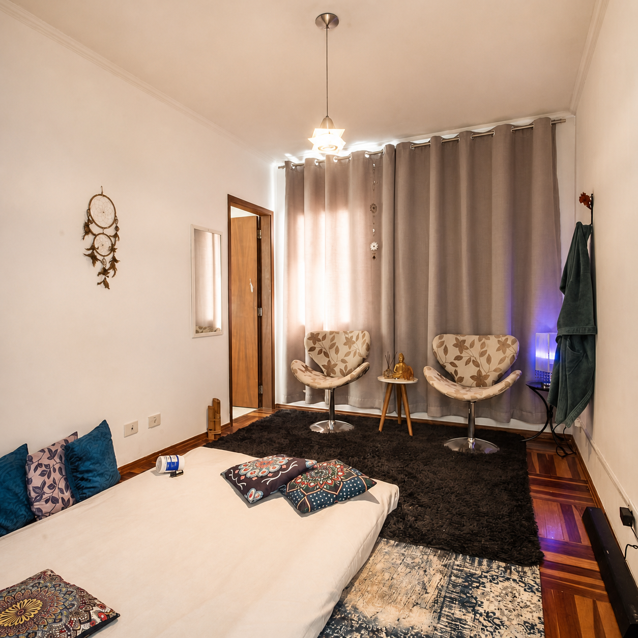 Sala acolhedora da Toque Natural com maca e poltronas