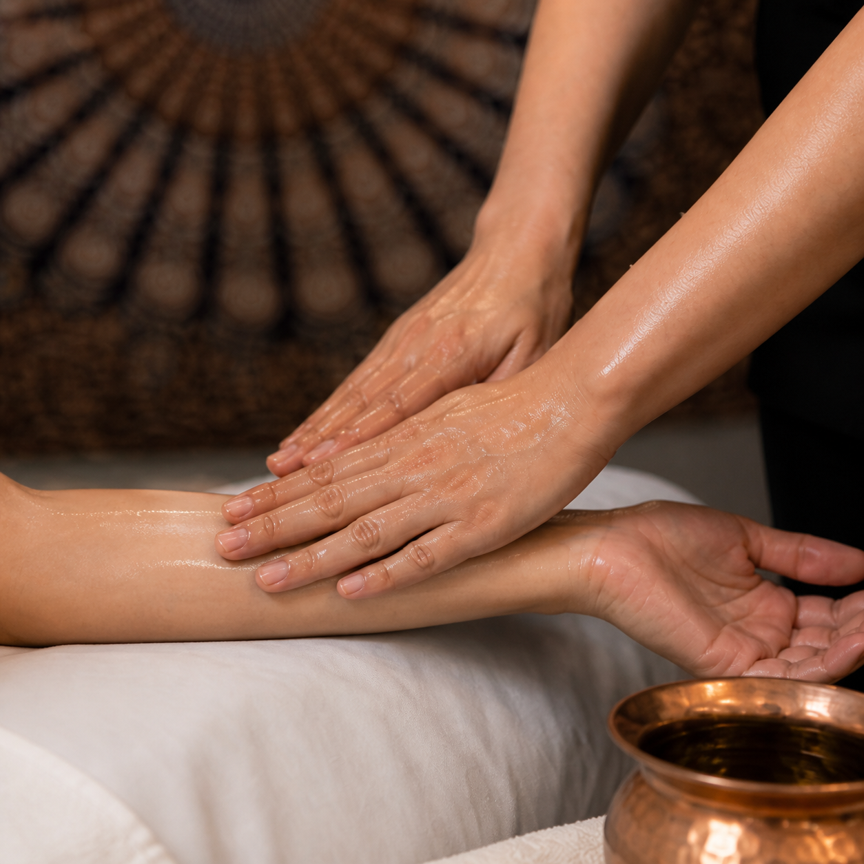 Aplicação de óleo vegetal durante Massagem Ayurveda na sala da mandala